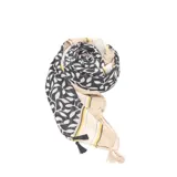 Pashmina negra con estampado de hojas en color gris claro y terminaciones con flecos.