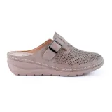 Zapato casual Korium Confort Marie color gris topo, tipo mule con diseño calado y hebilla decorativa.