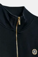 Sudadera de algodón con cuello alto y cierre frontal de cremallera metálica dorada. Presenta manga larga con puños elásticos, bajo elástico y detalle de logo metálico en el pecho.