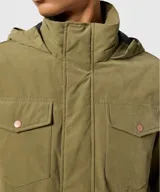 Campera verde militar con capucha, cierre frontal con cremallera y botones a presión, cuatro bolsillos frontales con botón y puños ajustables con botón.