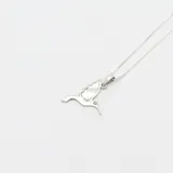 Conjunto de collar y dije de picaflor en plata 925 con incrustaciones de nácar y un pequeño cristal.