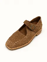 Zapato tipo guillermina de cuero color marrón, con tira en el empeine y hebilla metálica, detalle de costuras decorativas alrededor de la puntera cuadrada y suela plana.