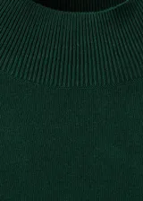 Jersey de punto fino color verde oscuro, con cuello perkins, manga larga y diseño entallado con detalle de lazo anudado en la cintura.