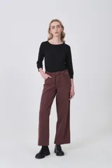 Remera negra de manga tres cuartos con cuello redondo a la base.