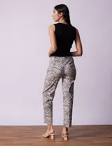 Pantalón de gabardina elastizada con estampado floral multicolor, pretina ancha elastizada y corte recto.