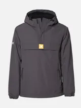 Canguro tipo anorak de color gris oscuro, con capucha ajustable, bolsillo frontal con solapa y cierre de media cremallera. Presenta detalles en color naranja en los tiradores de los cierres y un parche con el logo de la marca en el centro del pecho.