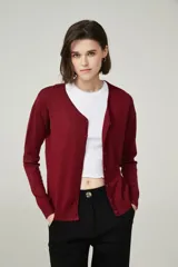 Cárdigan color beige con escote en V y cierre frontal con botones.