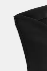 Vestido midi negro confeccionado en mezcla de viscosa, con escote palabra de honor, hombros descubiertos, corte evasé y cierre lateral con cremallera oculta.