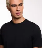 Remera básica de hombre con cuello redondo y mangas cortas, confeccionada en algodón. Presenta un corte regular que se ajusta de forma anatómica al cuerpo.