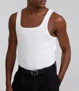 Musculosa blanca de rib con textura acanalada, escote cuadrado y breteles medianos. Confeccionada en algodón certificado BCI y elastano.