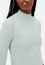 Polera de tela acanalada color marrón, de cuello alto y manga larga.