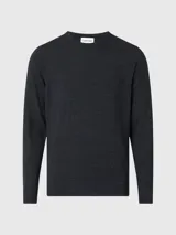 Sweater gris oscuro de lana merino 100% certificada, con cuello redondo y logo de Calvin Klein bordado en el pecho.