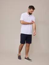 Remera polo blanca de piqué de algodón, corte clásico.