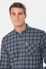 Camisa de viyela a cuadros tipo leñadora, con cuello abotonado, cierre frontal con botones y bolsillo en el pecho.