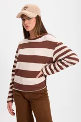 Remera de manga larga con diseño de rayas horizontales anchas en color marrón y beige, confeccionada en tejido de punto con cuello redondo.
