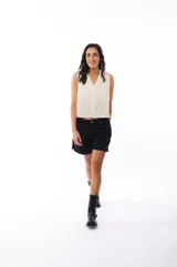 Blusa color crema con botones, sin mangas y cuello en V.