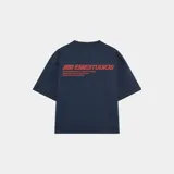 Camiseta azul marino de corte cuadrado con estampado en la espalda con el logo de la marca y texto en color naranja.