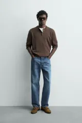 Jersey relaxed fit de punto en hilatura con mezcla de algodón y cashmere. Presenta cuello redondo con cierre frontal de botonadura y manga larga.
