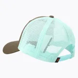 Gorra tipo trucker de seis paneles con visera curva, frente de color marrón y malla trasera en tono verde claro. Presenta un parche frontal con el logo de Merrell y ajuste trasero mediante velcro.
