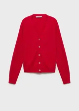Cardigan de punto fino color rojo, con cuello en pico, cierre frontal con botones y manga larga con puños acanalados.