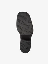 Botín negro de piel vacuna con plataforma y tacón escultural. Cuenta con plantilla reciclada OrthoLite y suela de EVA.