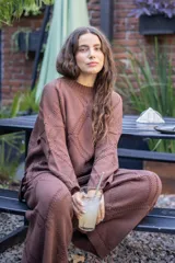 Pantalón tejido de algodón con diseño de rombos en relieve, corte oxford y pretina elástica con cordón ajustable.