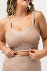 Bralette reductor color piel, sin aro, con breteles anchos acolchados regulables y faja reforzada en el bajo busto. Confeccionado con tela que contiene fibra LYCRA® XTRA LIFE™