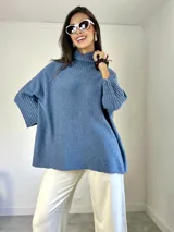 Poleron de punto color beige, con cuello alto y mangas tres cuartos con puños acanalados. Diseño holgado y oversized.