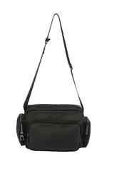 Bandolera negra de diseño moderno y funcional, confeccionada en cuero sintético. Cuenta con múltiples bolsillos externos con cierre, compartimento principal amplio y correa regulable para llevar al hombro o cruzada.