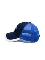 Gorra Trucker Umbro del Club Nacional de Football, modelo Elite. Diseño combinado en rojo y azul marino, con red trasera y visera curvada bicolor. Incluye el logo de Umbro y la palabra 'Nacional' bordados en el frente.