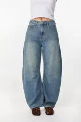 Jean de corte wide leg, tiro alto y lavado azul medio, con diseño relajado y moderno.