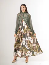 Vestido largo de satén azul marino con tirantes finos y escote en V, con gran estampado floral en tonos blancos, celestes y marrones, y diseño de caída fluida.