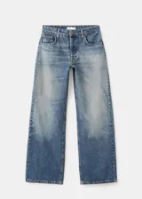 Jeans de tiro bajo y diseño recto, confeccionados en algodón con efecto desteñido y lavado clásico.