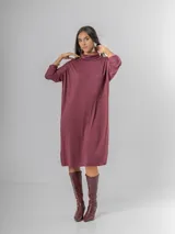 Vestido tipo polera de tejido liviano y elastizado, color vino tinto jaspeado, con cuello tortuga y mangas largas. Presenta un calce oversized.