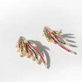 Par de aros dorados con forma de abanico, con pasante y fru fru, cubiertos de cristales de colores.