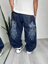 Pantalón de jean corte baggy, color azul oscuro, con bordado de cruces en los bolsillos traseros y diseño de alas blancas bordadas en las piernas.