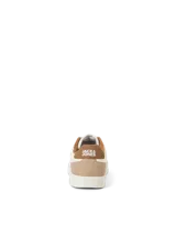 Championes urbanos Jack & Jones modelo Wealing, de diseño clásico con puntera redonda y cordones. Presentan una capellada en color blanco hueso con detalles en tono marrón y beige en el talón y laterales. Cuentan con suela de goma resistente.