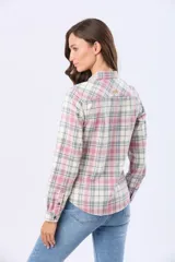 Camisa de viyela a cuadros con cuello camisero, cierre frontal con botones y bolsillo en el pecho. Presenta un diseño de manga larga con puños abotonados y textura suave.
