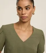 Blusa color beige de poliéster con efecto arrugado (airflow), escote en pico y mangas cortas tulipán (cruzadas).