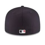 Gorra New Era 59FIFTY de los New York Yankees, color negro con logo bordado en blanco en el frente. Presenta un parche conmemorativo en el lateral izquierdo, el logo de la MLB en la parte trasera y el logo de New Era bordado en el lateral izquierdo.