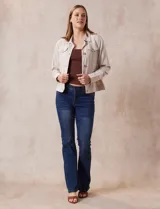 Jean bootcut de tiro alto, marca Harmony & Havoc. Confeccionado en denim azul, con pretina con pasadores, botón y cierre. Presenta bolsillos inclinados en la parte delantera y bolsillos aplicados en la parte trasera.