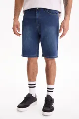 Bermuda de jean de corte clásico con spandex, color azul con lavado medio y costuras en contraste.