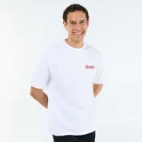 Remera blanca de manga corta con pequeño estampado rojo en el pecho con la inscripción "Aperitivo".