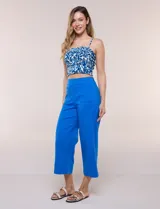 Pantalón capri blanco de corte recto y largo crop, con cintura alta y bolsillos delanteros aplicados estilo parche con detalle festoneado.