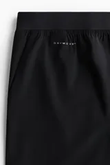 Short deportivo negro a media pierna confeccionado en tejido funcional con tecnología DryMove™, elástico en la cintura con cordón de ajuste oculto, bolsillos al bies, diseño reflectante en la parte posterior y aberturas laterales cortas en el bajo.