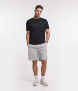 Bermuda de sarga lavada color gris claro, de corte recto, con bolsillos laterales y presillas en la cintura.