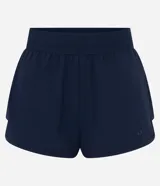 Short deportivo runner de la marca Get Over, color blanco, con cintura ancha elástica y bajo redondeado.