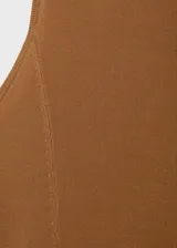 Vestido largo de punto fino, color tostado, con cuello redondo, sin mangas y diseño evasé.