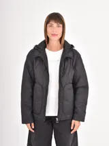 Campera acolchada de color azul, con diseño de costuras en rombos, cierre frontal, capucha y bolsillos delanteros amplios.