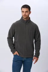 Campera gris de polar texturado liviano, con cuello alto, cierre frontal y bolsillos laterales con cierre.
